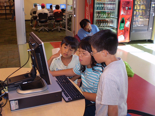 File:Kidsusingthecomputers.jpg