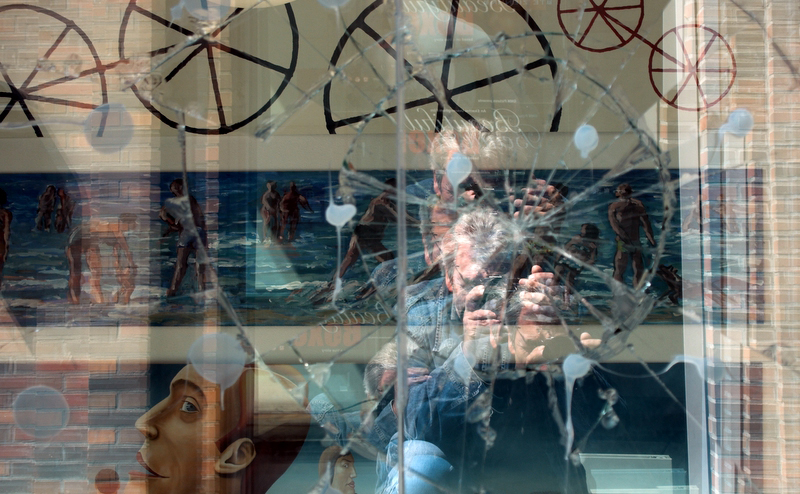 File:Broken window.jpg