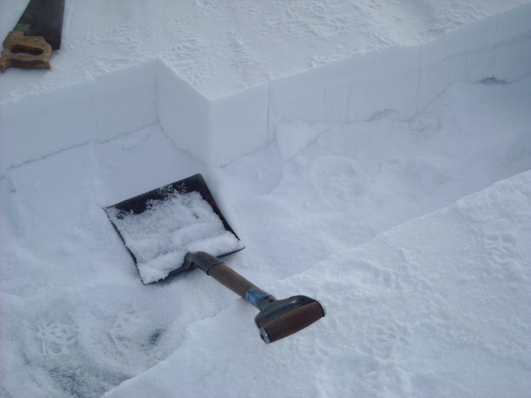 File:Making snow bricks.jpg