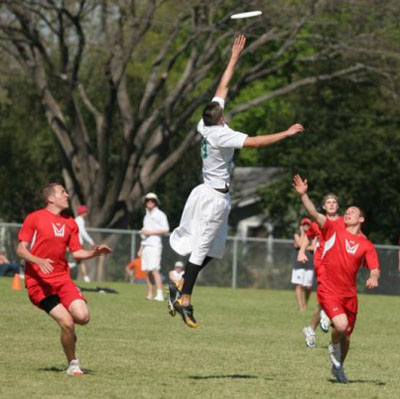 File:Ultimatefrisbeeleap08.jpeg